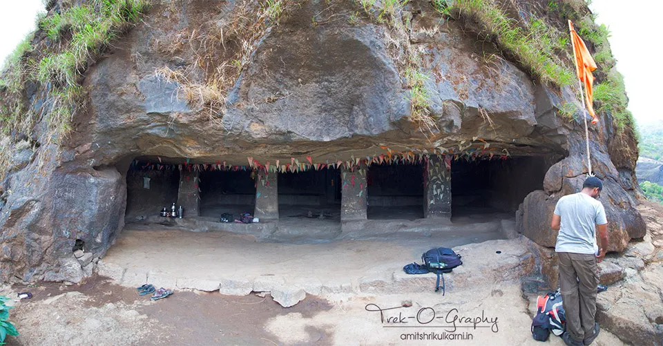 भोरगिरी वरील गुहा