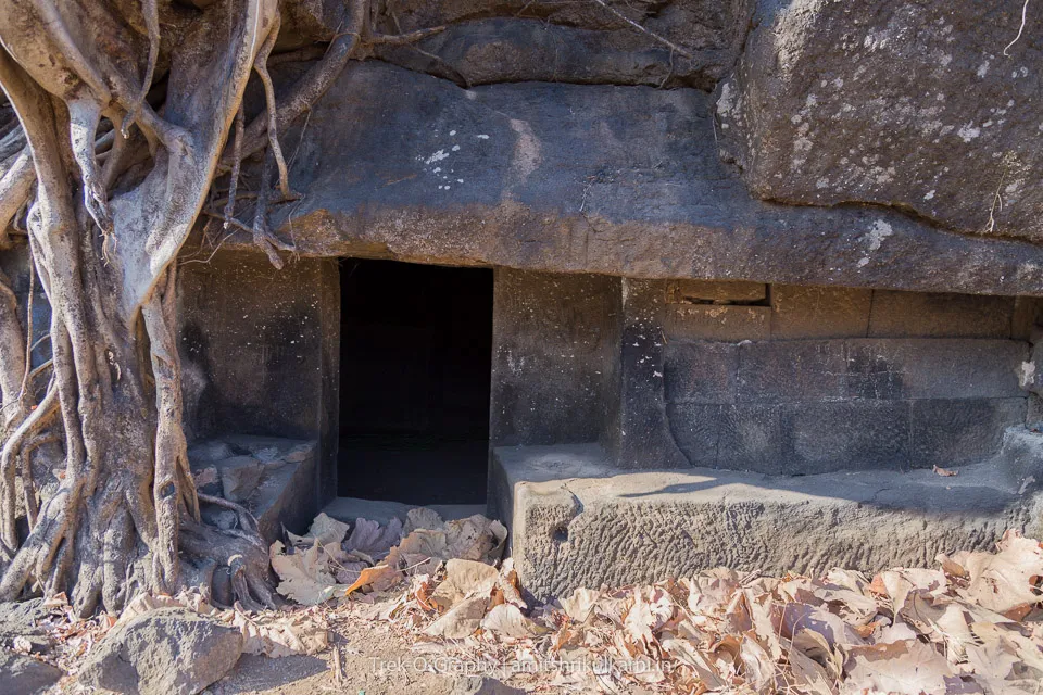 मानगडवरील गुहा अथवा धान्यकोठार