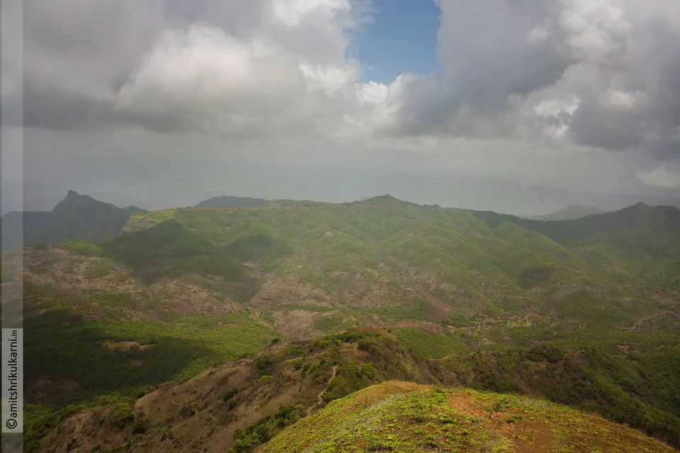 मोहनगड अथवा दुर्गाडी वरून दिसणारा सह्याद्री