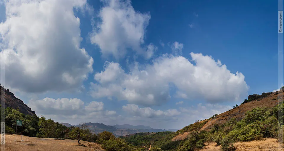 भैरवनाथ मंदिराच्या खिंडीतून दिसणारे उल्हास खोरे