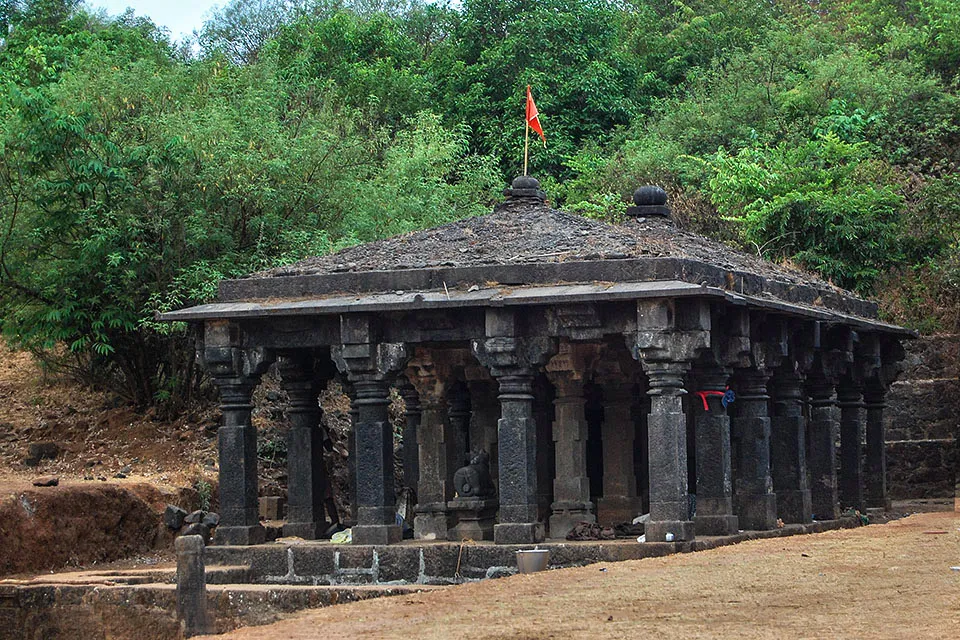 राजमाची वरचे पुरातन शिवमंदिर