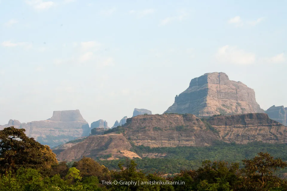 सांधणच्या वाटेवरून कुलंग आणि मदन किल्ला