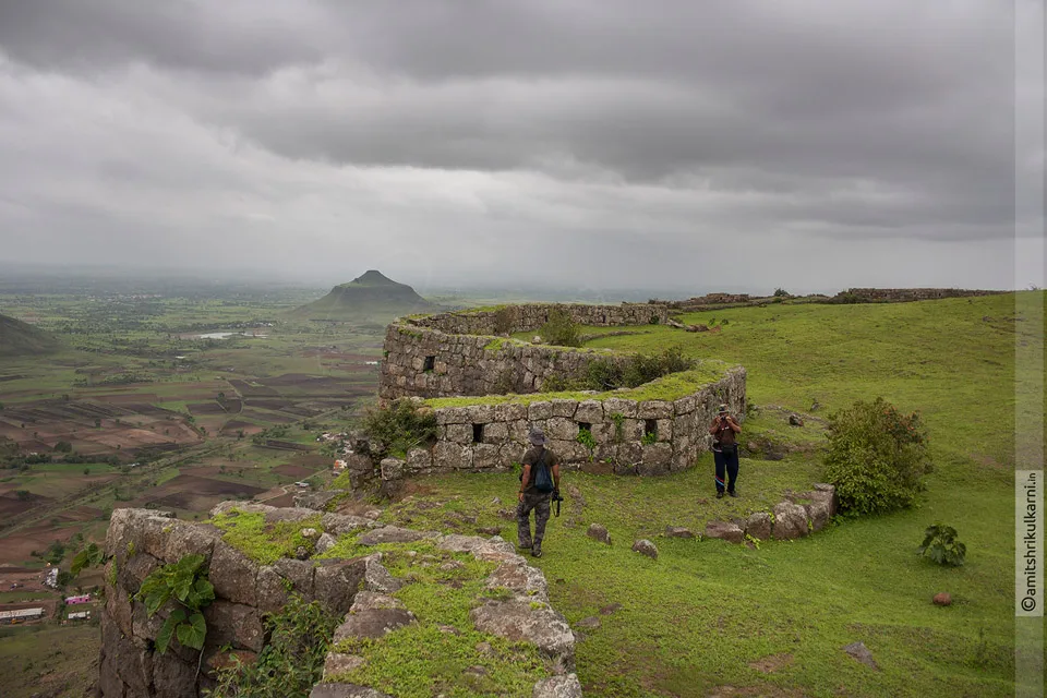 वर्धनगडची भक्कम तटबंदी