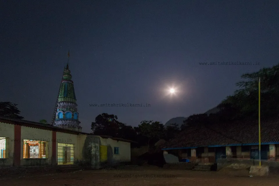 ढवळे गावातील विठ्ठल मंदिर आणि पौर्णिमेचा चंद्र