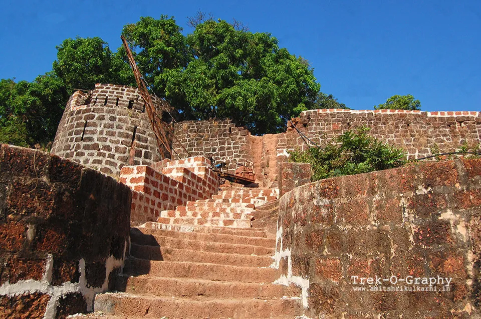 भरतगडाच्या पायऱ्या